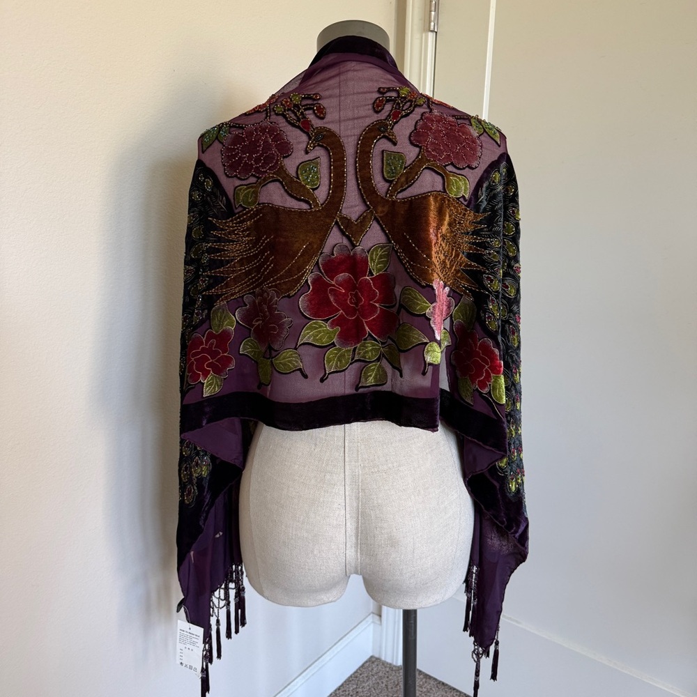🪻SOLD🪻Vintage NWT Beaded and Velvet Peacock embroidered purple shawl with fringe - Picture 2 of 8
